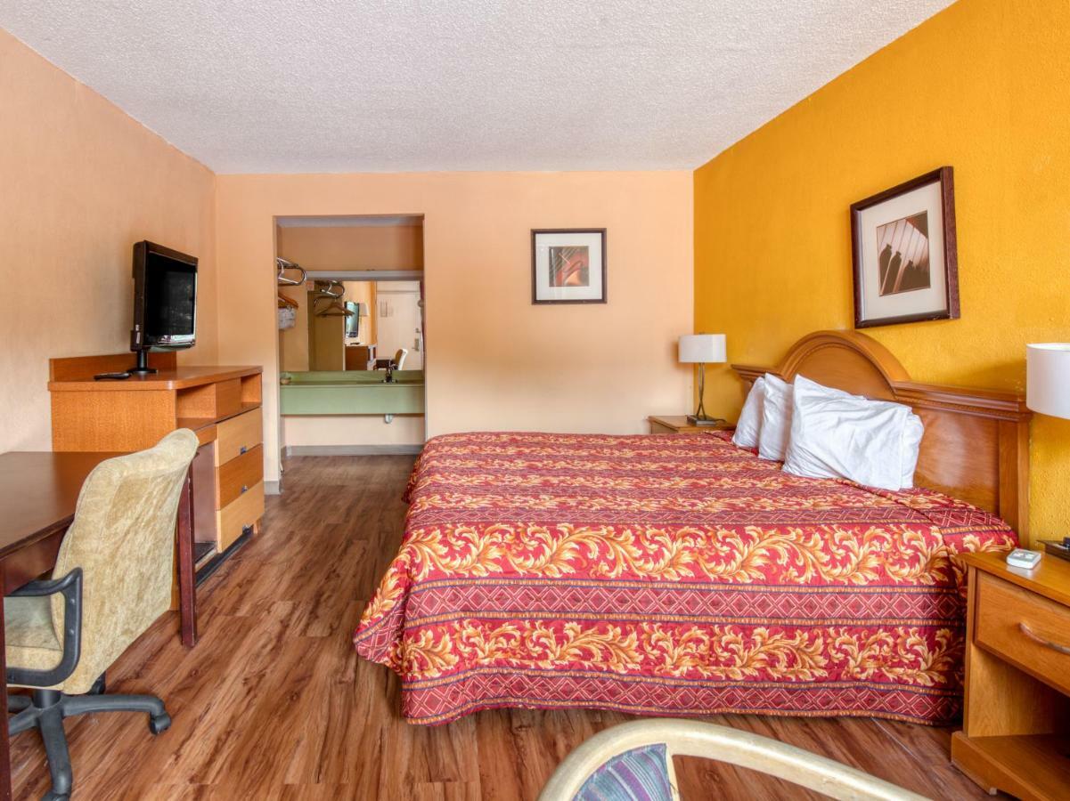 Budgetel Inn & Suites Forest Park Exterior photo